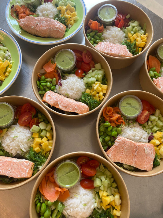 Poké bowl met zalmfilet
